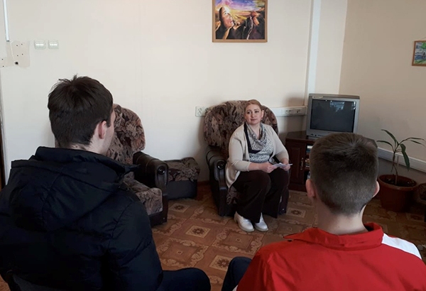 Психолог наркологического диспансера провела занятие с несовершеннолетними осужденными