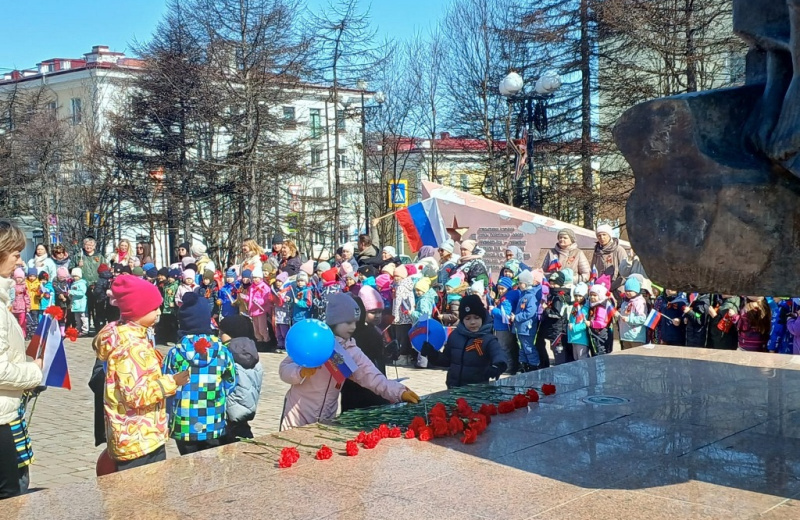 Юные магаданцы в честь Дня Победы спели «Катюшу»