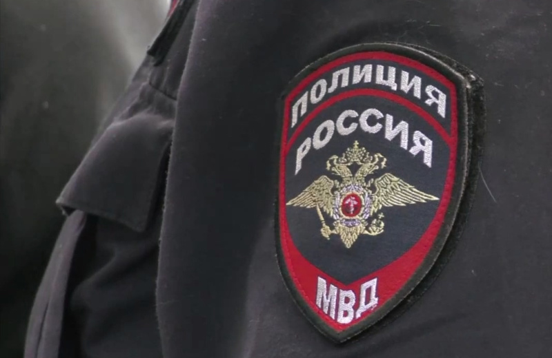 В Магадане полицейские установили юношу, который открыто похитил чужой телефон в магазине