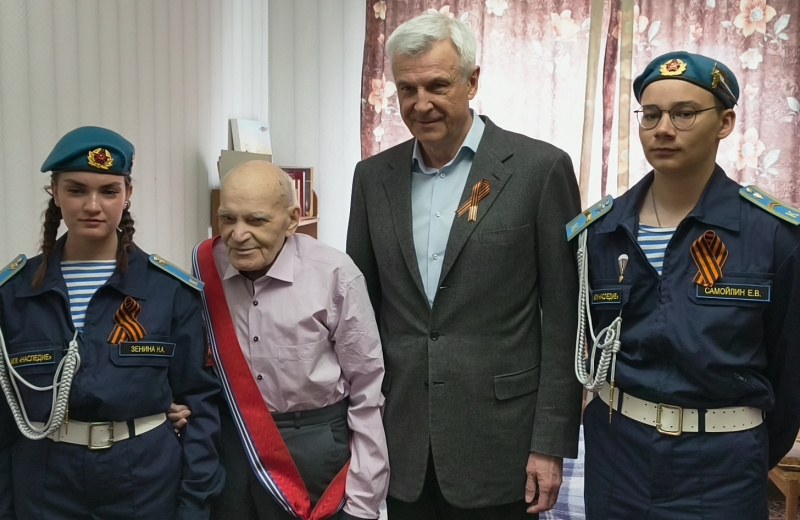 Губернатор Сергей Носов вручил фронтовику Александру Смицкому медаль Почетного жителя Магаданской области