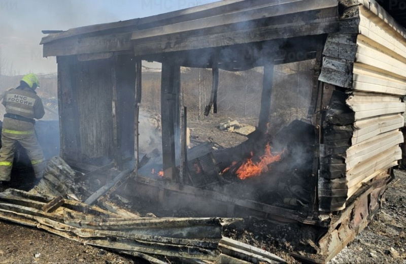 Возгорание хозяйственной постройки ликвидировали в п. Холодном