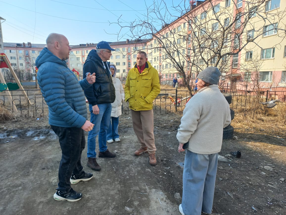Участник предварительного голосования по выборам в Магаданскую городскую Думу Павел Безменов принял участие в субботнике в одном из дворов в центре города