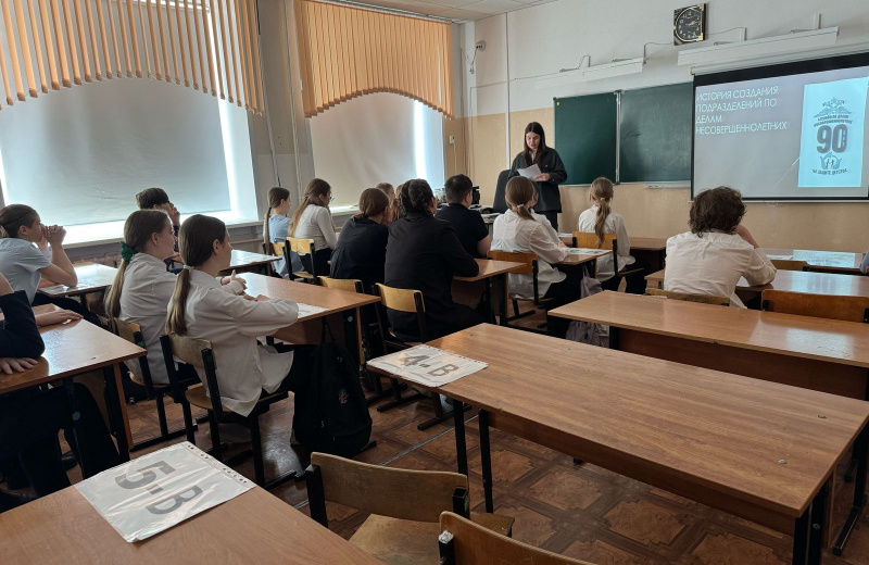 В Магадане полицейские провели увлекательное занятие с учащимися кадетского класса