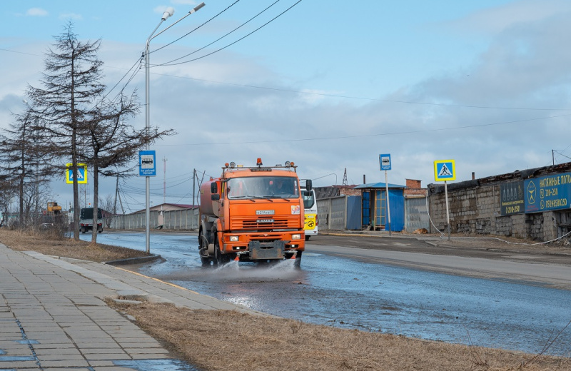 Мойка дорог и тротуаров, уборка улиц, выравнивание живой изгороди 19 мая в Магадане