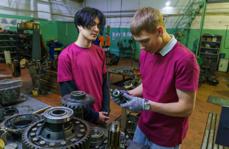 Амбассадоры Магаданского промышленного техникума побывали на экскурсии в филиале «Автотранспортного предприятия»