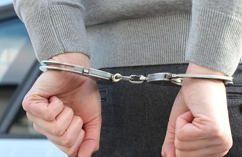 В Магадане задержан местный житель, выдававший себя за сотрудника полиции, обвиняемый в вооруженном разбойном нападении