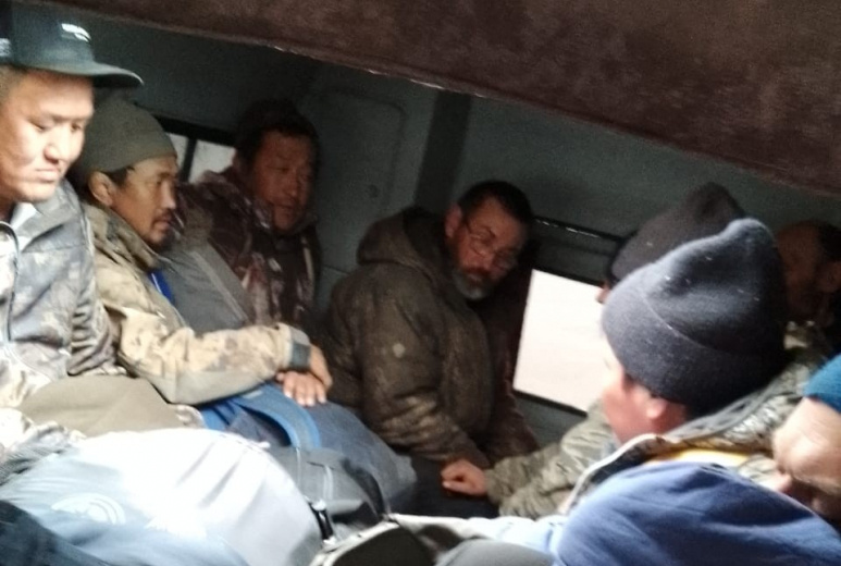 Несколько часов полицейские Колымы спасали людей, застрявших на реке из-за паводка