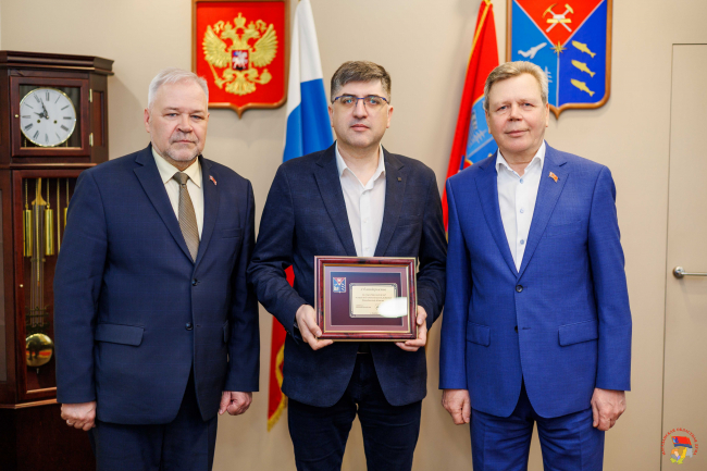 Сергей Абрамов поблагодарил за эффективное совершенствование мер социальной поддержки колымчан и конструктивное сотрудничество с региональным парламентом Сергея Кучеренко