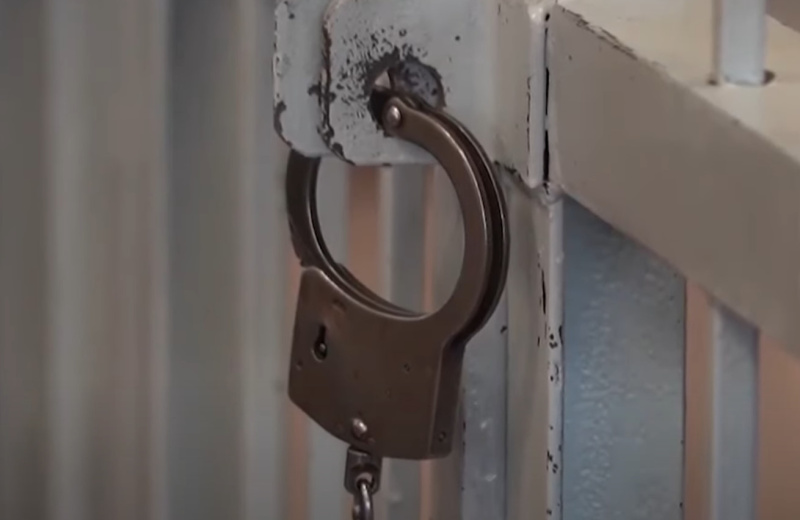 В Магадане обвиняемый в вооруженном разбойном нападении заключен под стражу