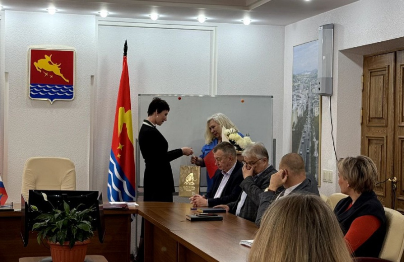 Коллектив мэрии Магадана проводил начальника отдела охраны здоровья Ольгу Корчинскую на заслуженный отдых
