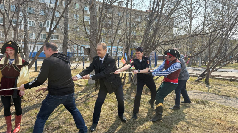 В Магадане полицейские и общественники поздравили подшефных с Днём защиты детей