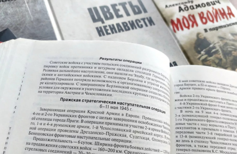 Ко Дню памяти и скорби абонемент отраслевой литературы библиотеки им.А.С.Пушкина подготовил для читателей книжную выставку «В час испытаний».