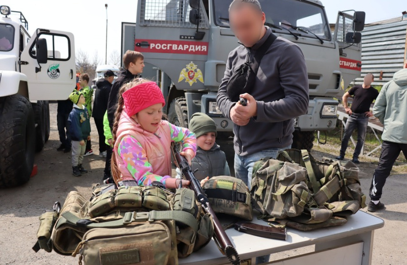В День защиты детей ОМОН «Гвардеец» организовал праздничную программу для юных колымчан