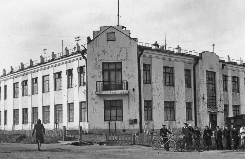 11 июня 1935 года строители заложили на Колымском шоссе фундамент первого кирпичного общественного двухэтажного здания – Дома связи