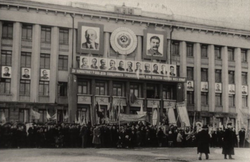 12 июня 1941 года «Советская Колыма» сообщила о начале благоустройства площади, примыкающей к новому зданию Дальстроя