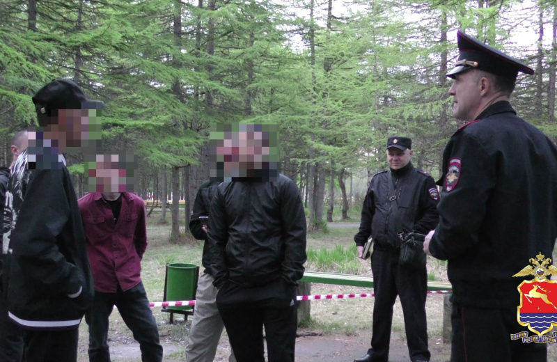 Полицейскими устанавливаются обстоятельства конфликта двух подростков в одном из дворов на улице Берзина в Магадане