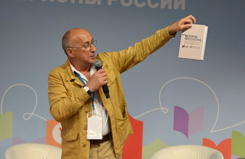 Издатель Павел Жданов представил магаданские книги на XI Книжном фестивале «Красная площадь» в Москве