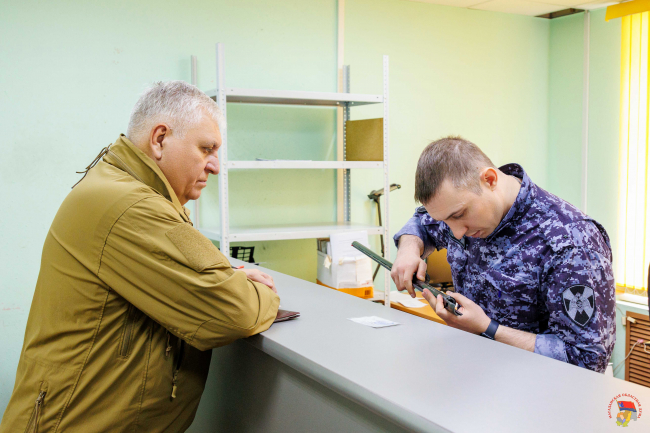 Руслан Кастоев передал свое охотничье ружье бойцам специальной военной операции