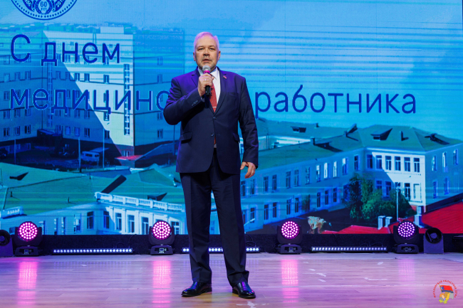 Поздравления с профессиональным праздником приняли сотрудники Магаданской областной больницы