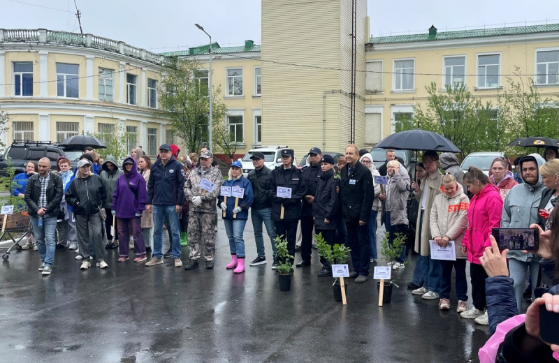 В Магадане полицейские и общественники приняли участие в акции регионального Минздрава «Волшебная сирень»