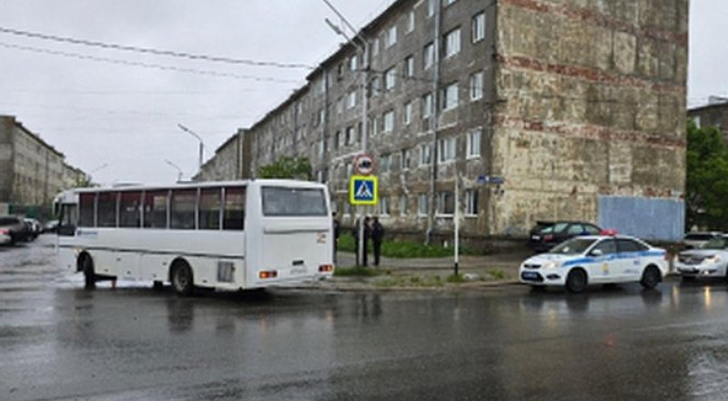 Трех человек сбил автобус на пешеходном переходе в Магадане