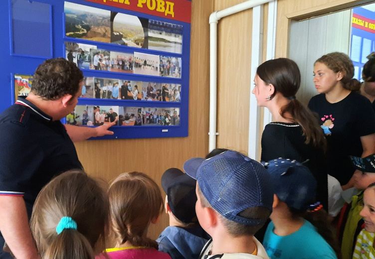 «Безопасное лето»: в гостях у полицейских Колымы ребята из поселка Сеймчан
