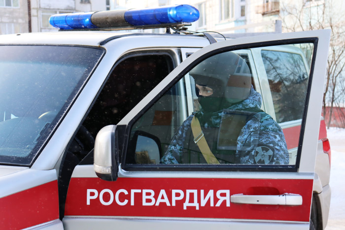 Сотрудники Росгвардии пресекли драку на территории охраняемого объекта в Магадане