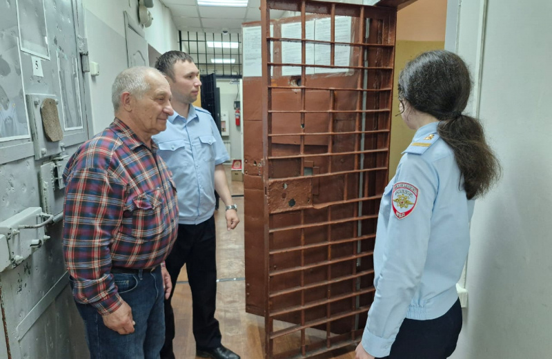 Представители Общественного совета при местном отделении полиции проверили условия в изоляторе временного содержания
