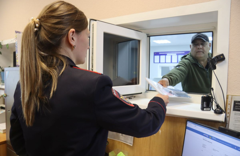 Сотрудники управления по вопросам миграции регионального УМВД провели акцию «Госуслуги – это просто!»
