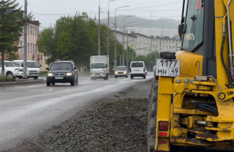В Магадане по улице Берзина продолжаются работы по благоустройству прилегающих тротуаров и установке электроосвещения