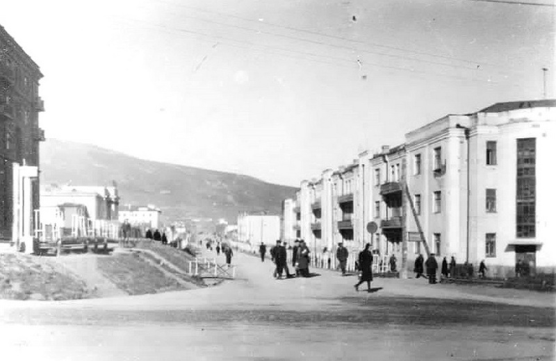 2 июля 1941 года сообщается об открытии магазина культтоваров в помещении бывшего магазина № 2 на улице Сталина