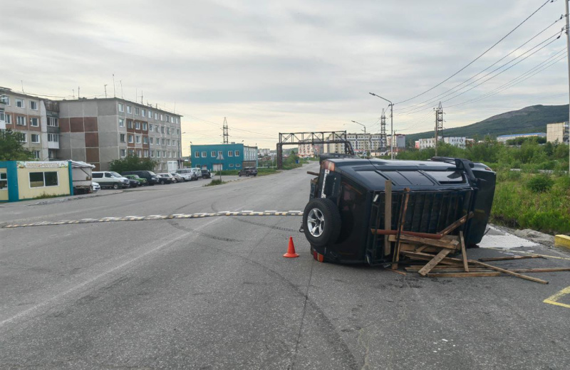Госавтоинспекторы устанавливают обстоятельства ДТП в пригороде Магадана