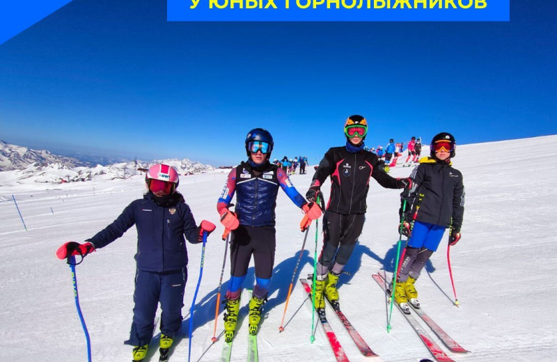 Юниорская сборная Магаданской области по горнолыжному спорту провела первые тренировки на снегу и приняла участие в соревнованиях.