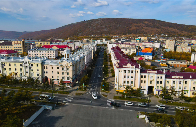 12 июля 2025 года магаданцев и гостей города приглашают на пешеходные экскурсии, приуроченные к 86-й годовщине присвоения Магадану статуса города.