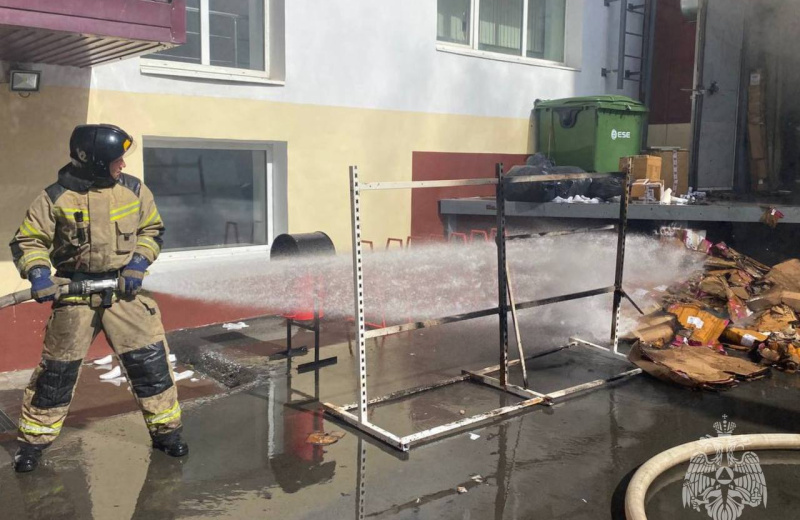 Пожарные эвакуировали 50 человек из торгового центра, в том числе 16 детей.