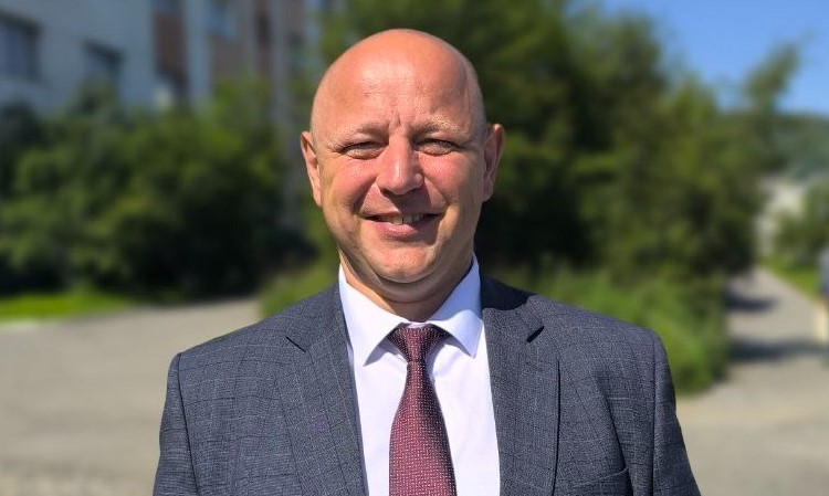 Павел Безменов вместе с депутатом Магаданской областной Думы Александром Нестеровичем побывал в магаданском «Доме ветеранов» на проспекте Карла Маркса, 16