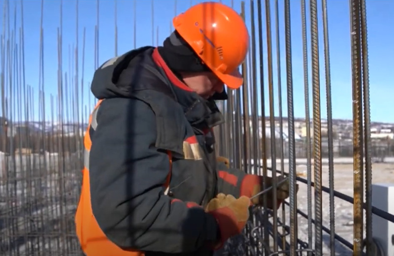 Сенатор Российской Федерации поздравляет строителей с профессиональным праздником