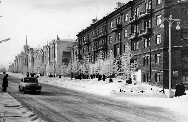 24 августа 1947 года «Советская Колыма» рассказала о обязательствах строителей, обязавшихся к концу года ввести в эксплуатацию здания