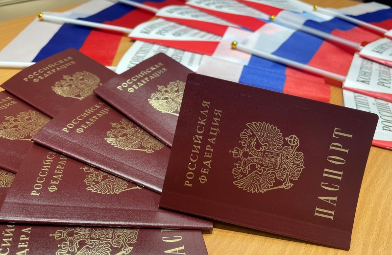 Ко Дню Государственного флага: в Магадане полицейские и общественники вручили юным колымчанам паспорта Российской Федерации