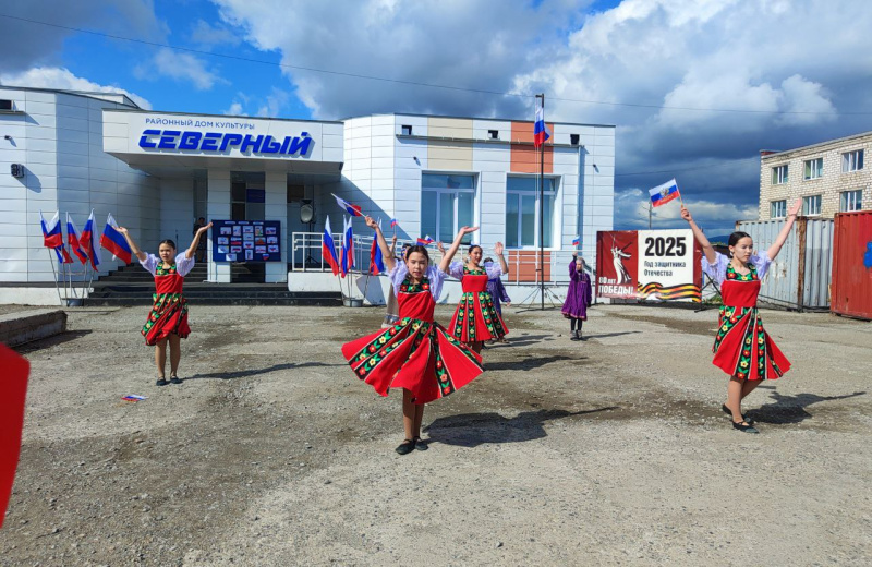 В Магаданской области «Единая Россия» отметила День Государственного флага
