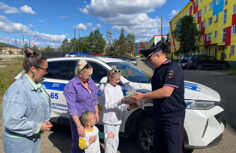 В Магаданской области полицейские помогают пойти учиться детям