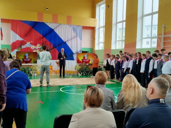 Глава Магаданской области Сергей Носов поздравил школьников с началом нового учебного года