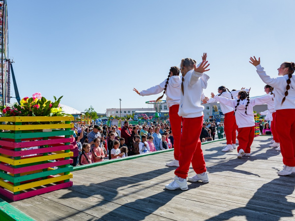 Ярким праздником «День знаний» проводили лето в Магадане