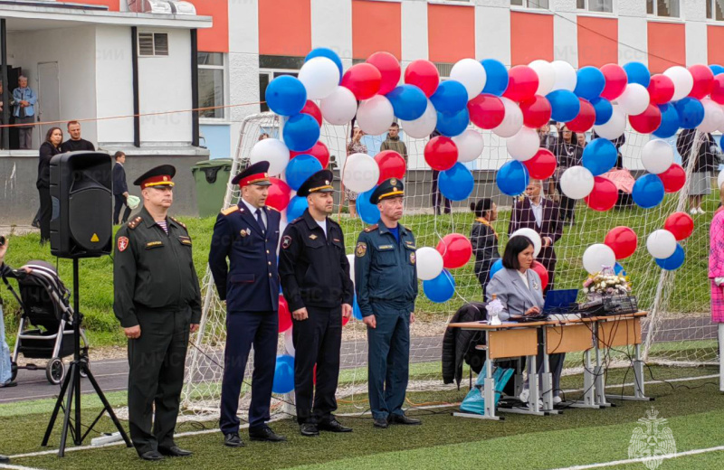 Сотрудники МЧС России поздравили кадетов с Днем знаний