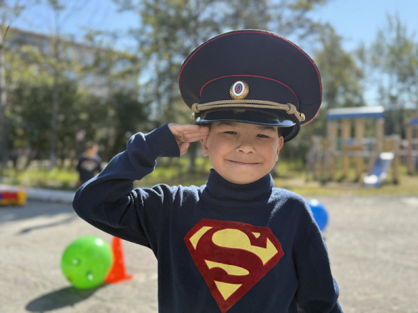 На Колыме в День знаний полицейские и общественники посетили подшефную школу-интернат посёлка Сокол