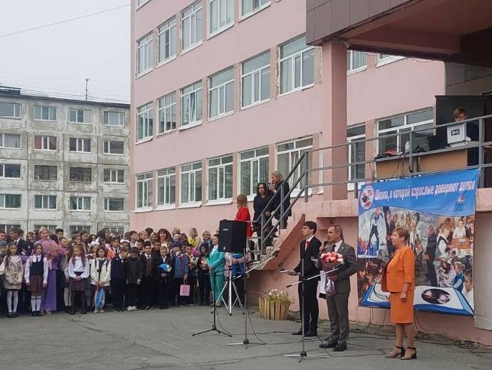 В Магаданской области депутаты «Единой России» поздравили школьников и педагогов с Днём знаний