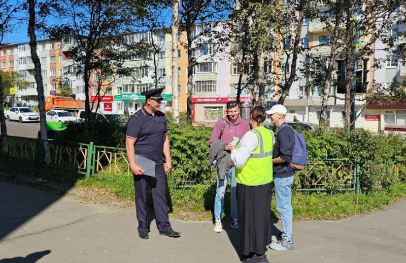 В Магадане прошла акция «Родительский патруль» с участием полицейских и школьников