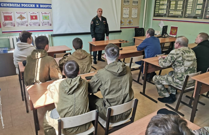 Росгвардейцы провели занятие по безопасности в магаданском центре «Подвиг»
