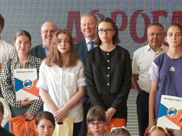 В Магадане наградили лауреатов IX открытого конкурса детского художественного творчества «Дорогами света»