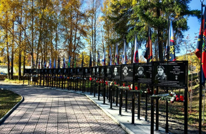 В Ягодном в центре поселка напротив Мемориала Славы открыли аллею памяти погибших воинов Ягоднинского округа